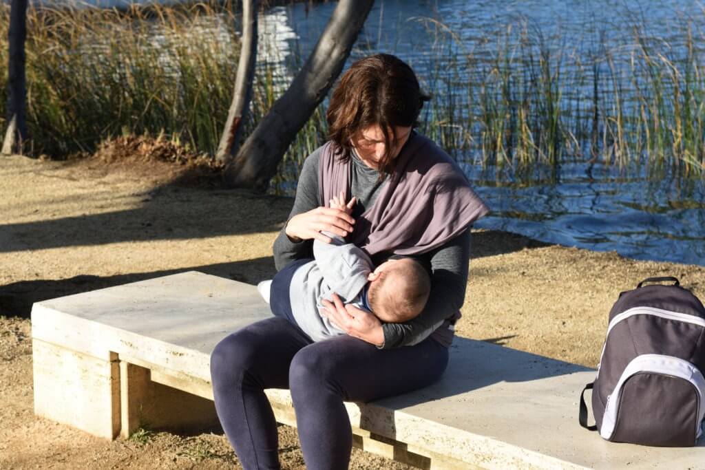 Mamá amamantando en el parque